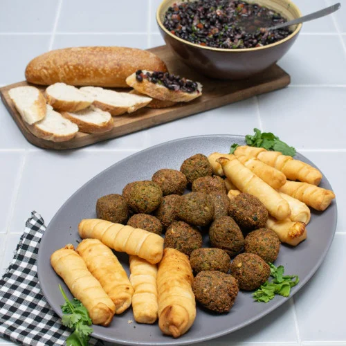 Picada con tequeños, falafel y porotos