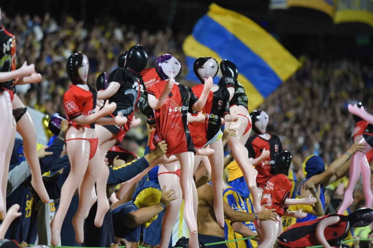 Despligue-de-munecas-inflables-en-el-partido-de-Rosaro-Central1